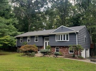 6 Helper Ct, Chestnut Ridge, NY 10977