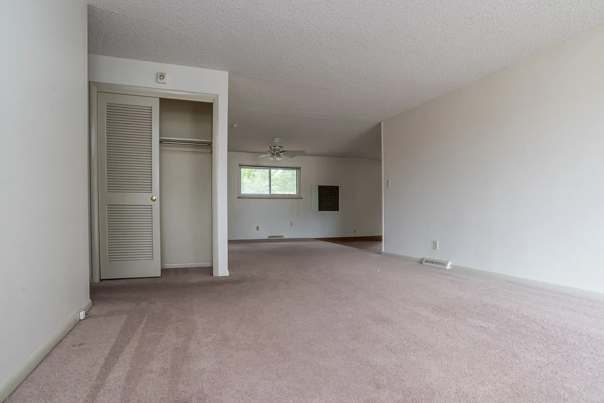 $0 Deposit Option! Walnut Hills Division, New Appliances, Garage, Fireplace, Storage! — Photo 2