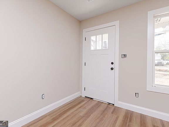 5th image of 110 Lee St