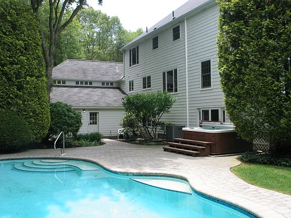 5th image of 40 Woodbridge Dr