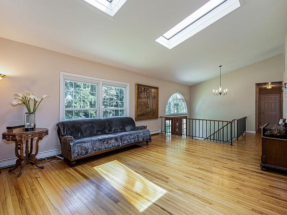 2nd image of 41 Mianus Dr