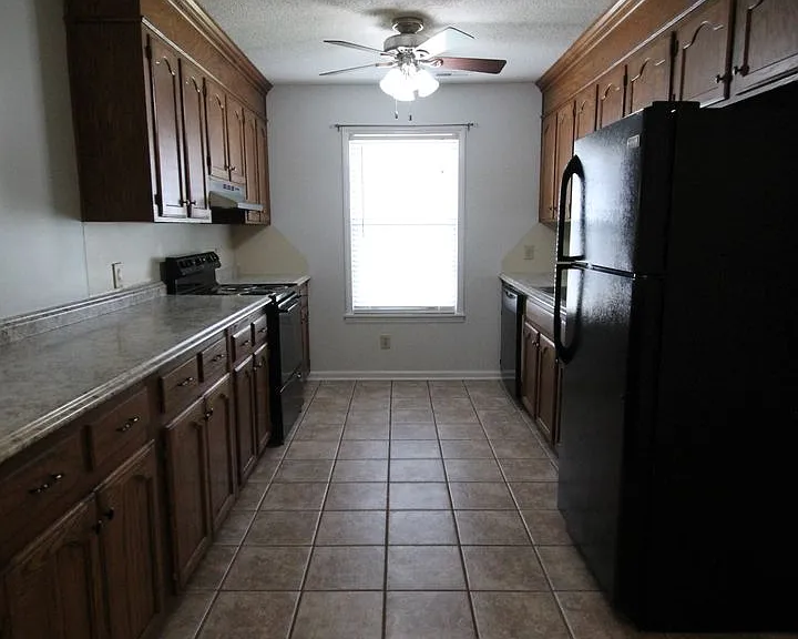 1077 Farm Pond Ln — Photo 5