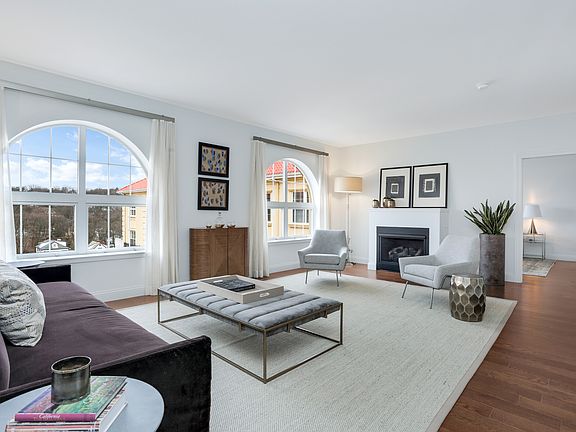 2nd image of 10 Byron Pl Unit 201