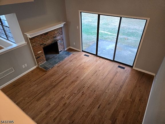 4th image of 38 Fox Hill Ln