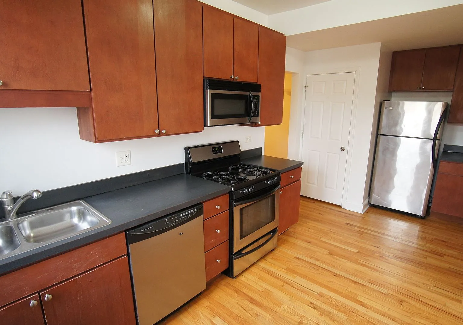 3 bed, 2.0 bath, 1533 sqft, $3,450 — Photo 3