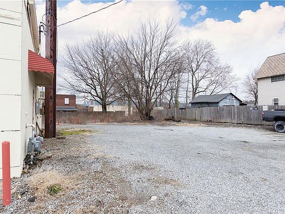 3rd image of 922 Mahoning Ave NW
