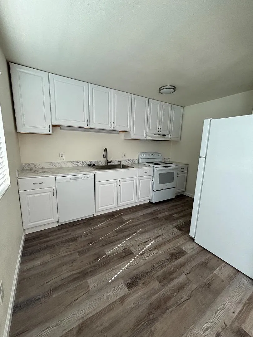 2330 East Ashlan Avenue - 212 — Photo 2