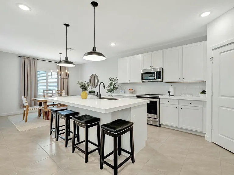 601 NE Waters Edge Ln — Photo 18