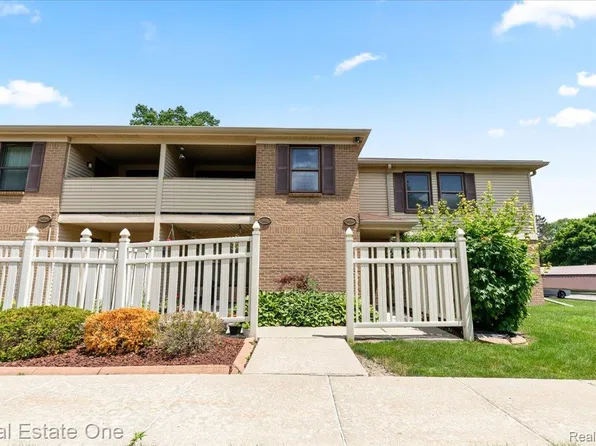19550 Northridge Dr, Northville, MI 48167