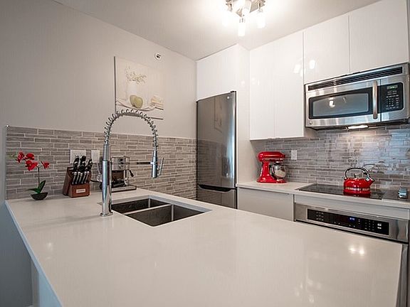 4th image of 939 Homer St #1208
