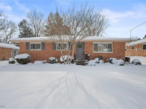 22377 Rivergate Dr, Rocky River, OH 44116