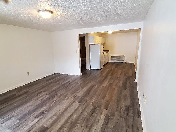4th image of 937 N Main St Room 11