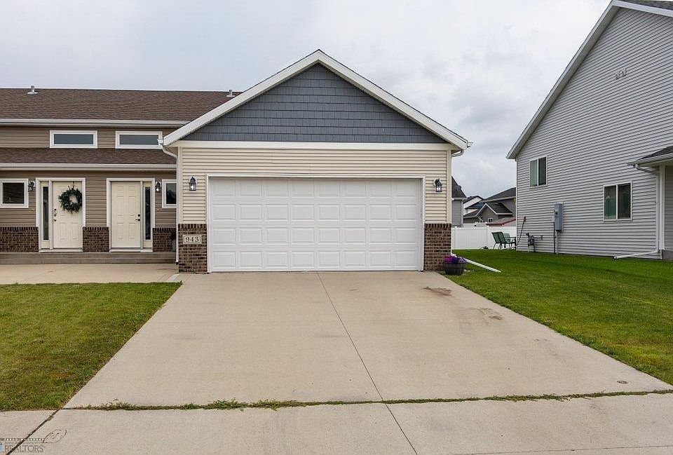 1st image of 943 29th Ave W