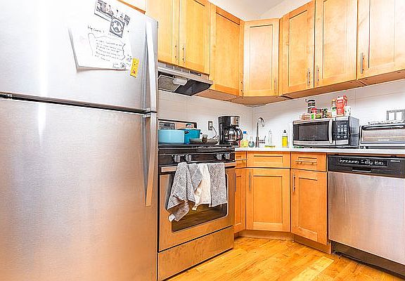 4th image of 64 St Nicholas Ave APT 2r