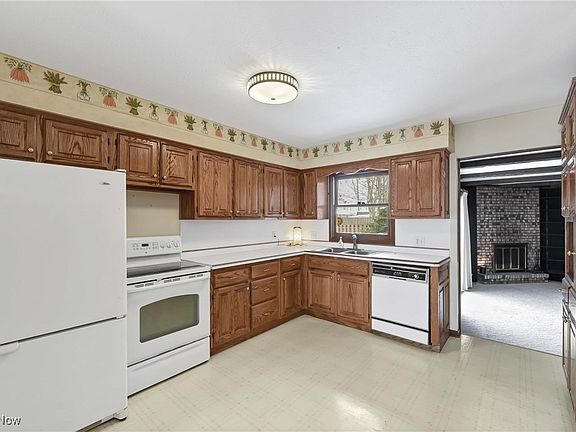 3rd image of 16253 Delmont Ave