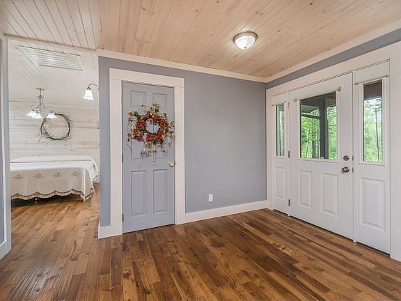 3rd image of 10039 Rolling Hills Dr