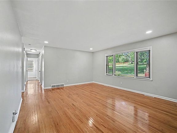4th image of 4630 NE Gladstone Ave