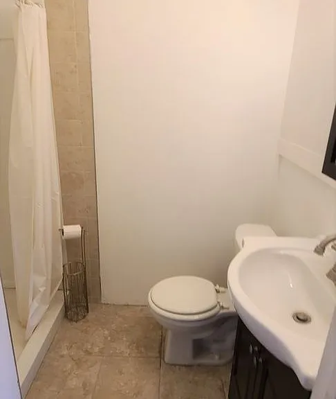 Euclid Ave - A 4 bedroom 2 bathroom Historic house with AC — Photo 6