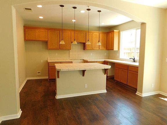 4th image of 513 Cereze St
