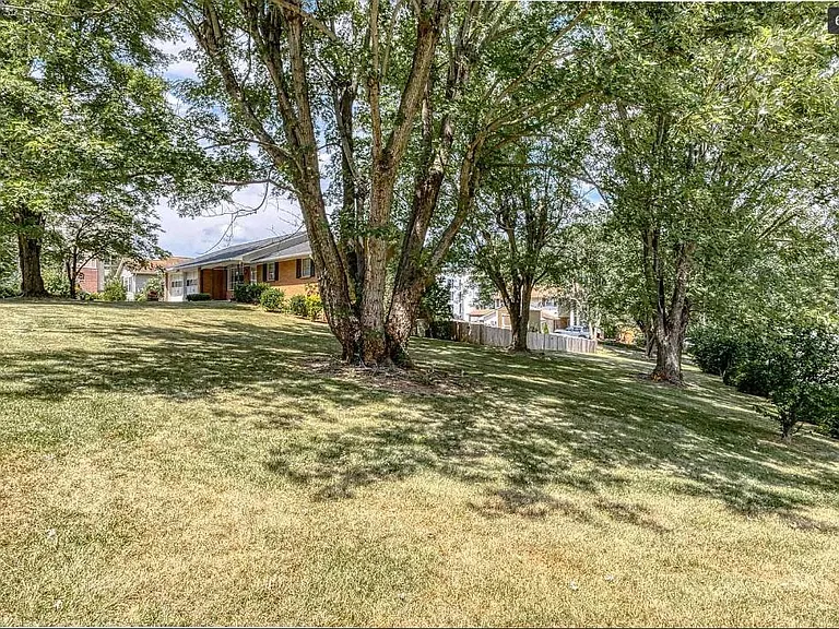 900 Broce Dr — Photo 32