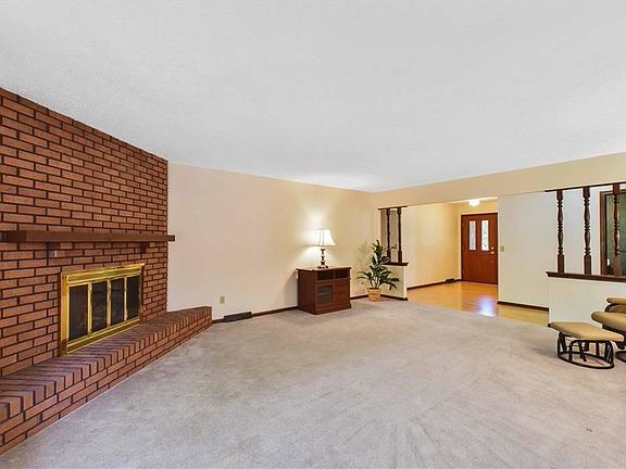 4th image of 24871 Framingham Dr