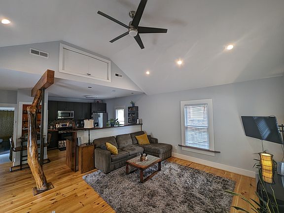 3rd image of 804 Kent St