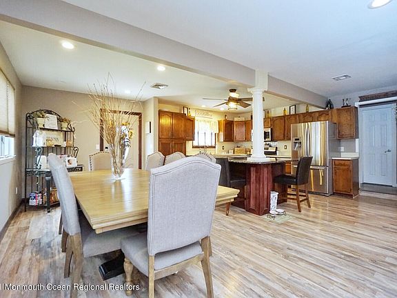 3rd image of 6 Mason Dr