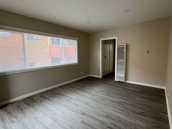 4th image of 625 E Queen St #3