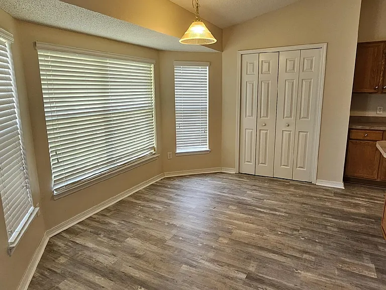 353 Peggy Dr — Photo 8