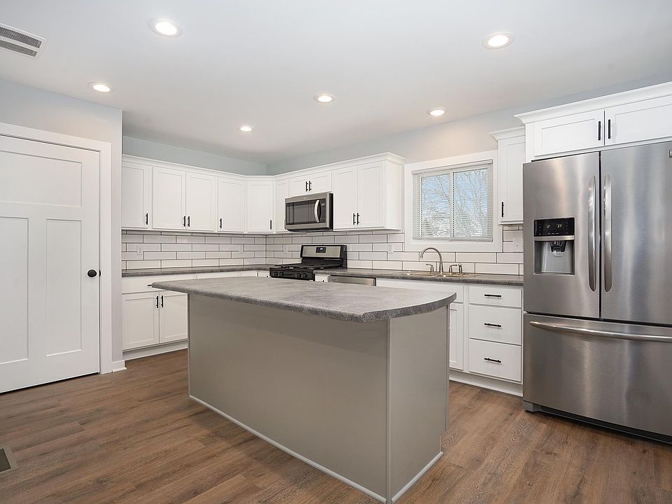 1st image of 921 Tamarack Ave NW