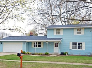 1035 Meadow View Ln, De Pere, WI 54115