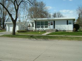 1704 11th Ave S, Grand Forks, ND 58201