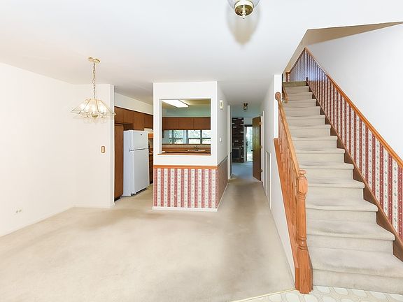 3rd image of 881 N Hamilton Ct