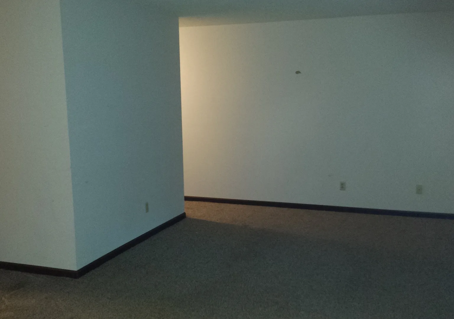 2 bd,1 ba top level Smithton condo, w/d, deck overlooking trees by Broadway and Hwy 63 — Photo 4