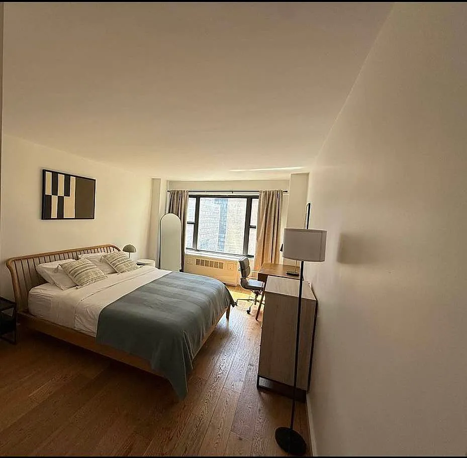 279 East 44th Street — Photo 2