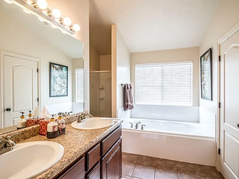 2160 E Whitekirk Way — Photo 6
