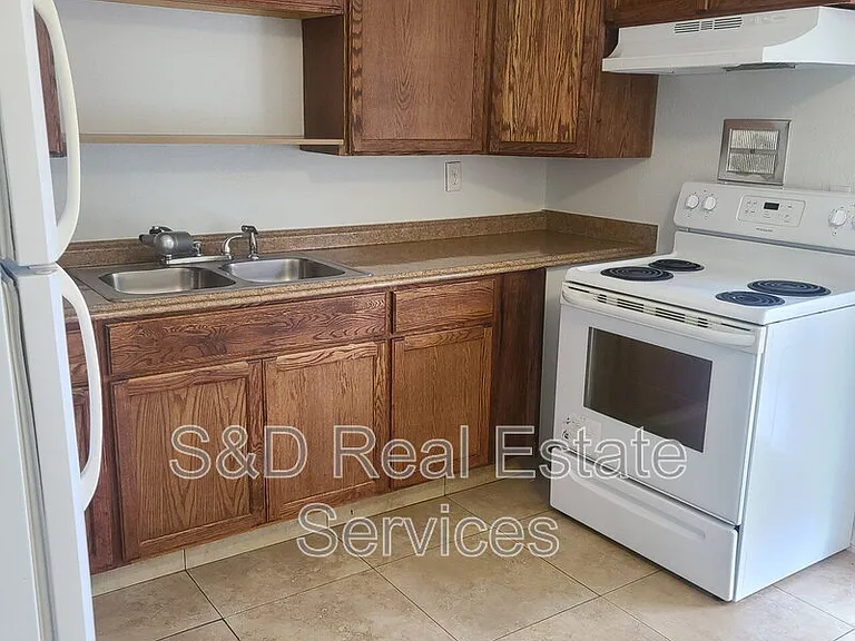 2415 S Crystal Lake Dr — Photo 2