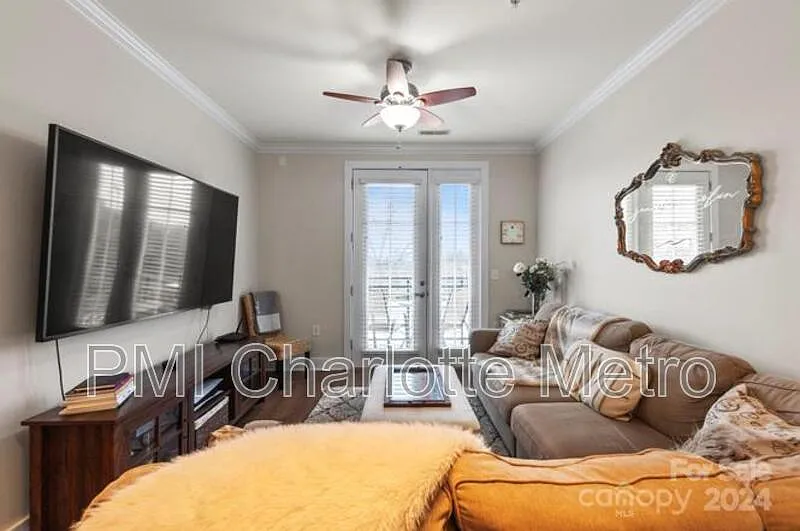 2 bed, 1.0 bath, 809 sqft, $1,595 — Photo 3