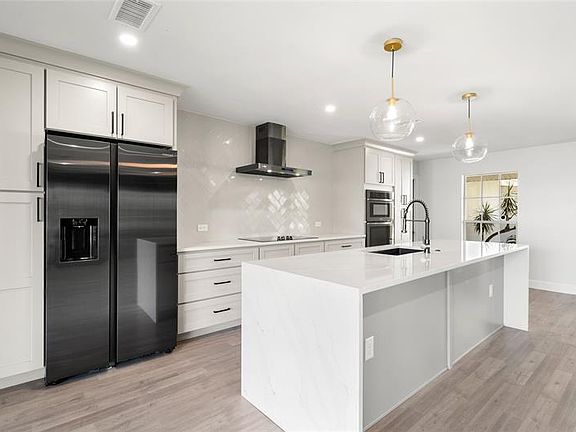 3rd image of 1328 40th Ave NE