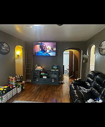 4th image of 208 E Elm St