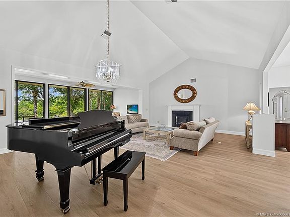 3rd image of 2025 NW Laurel Oak Ln