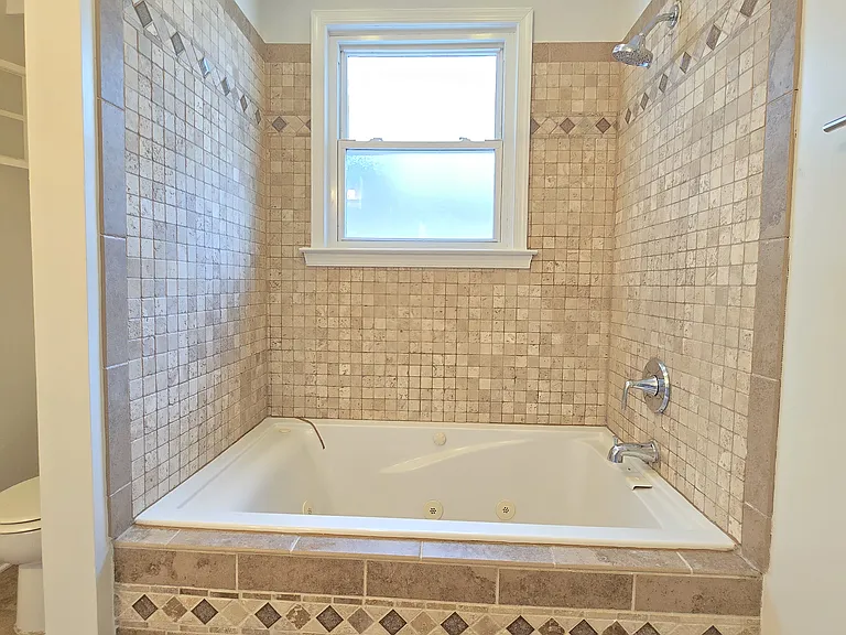 2515 Creighton Ave — Photo 6