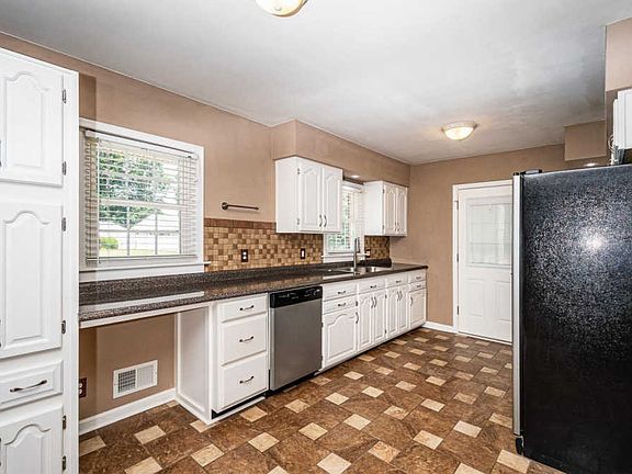 4th image of 189 Oakdale Cir