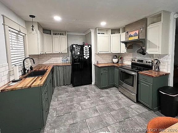 3rd image of 2118 Cardinal Rd