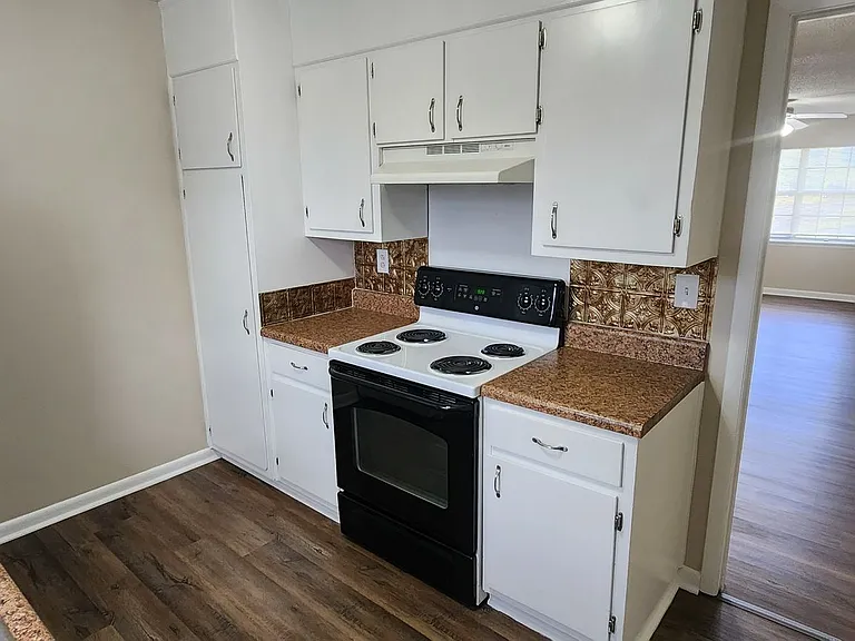 1057 N Main St — Photo 5