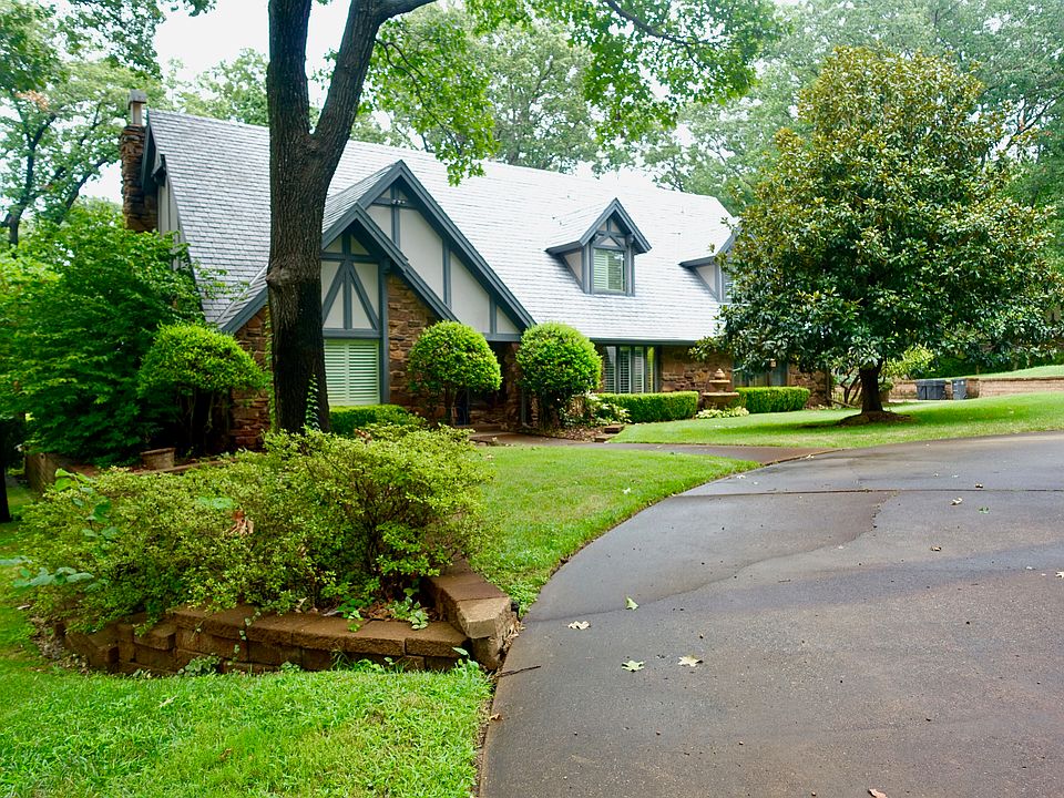 Exterior with circle drive