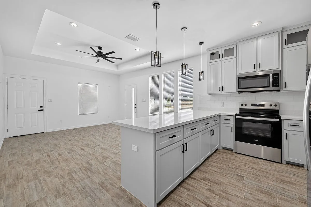 3 bed, 2.0 bath, 1090 sqft, $1,350 — Photo 3