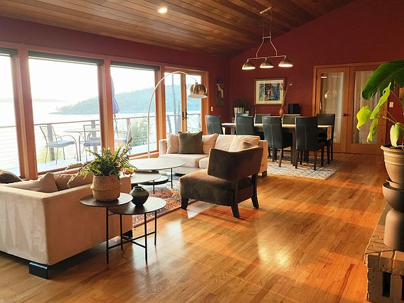 Large Living Room Dining Area with Stunning Views!