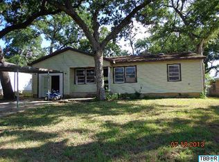 610 E 4th St, Cameron, TX 76520