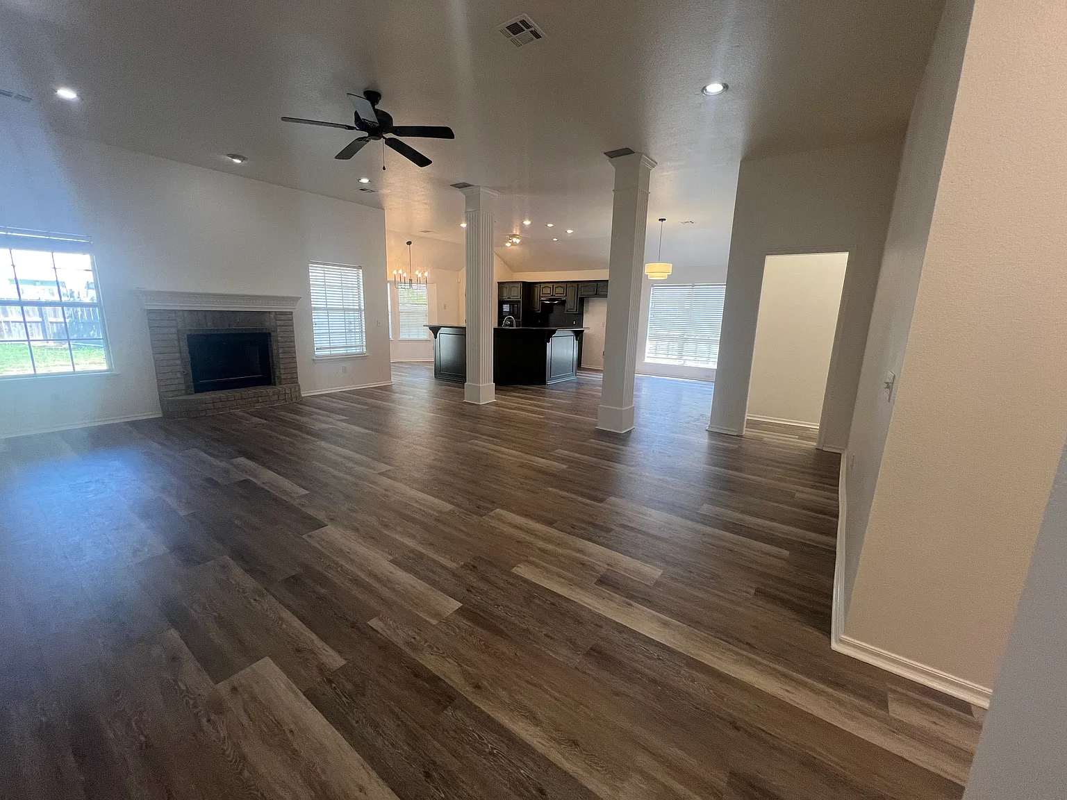 4 bed, 2006 sqft, $2,350 — Photo 2
